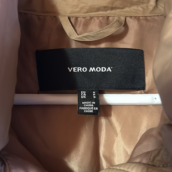 Vero Moda Tan lightweight packable puffer vest size Small - Picture 2 of 4